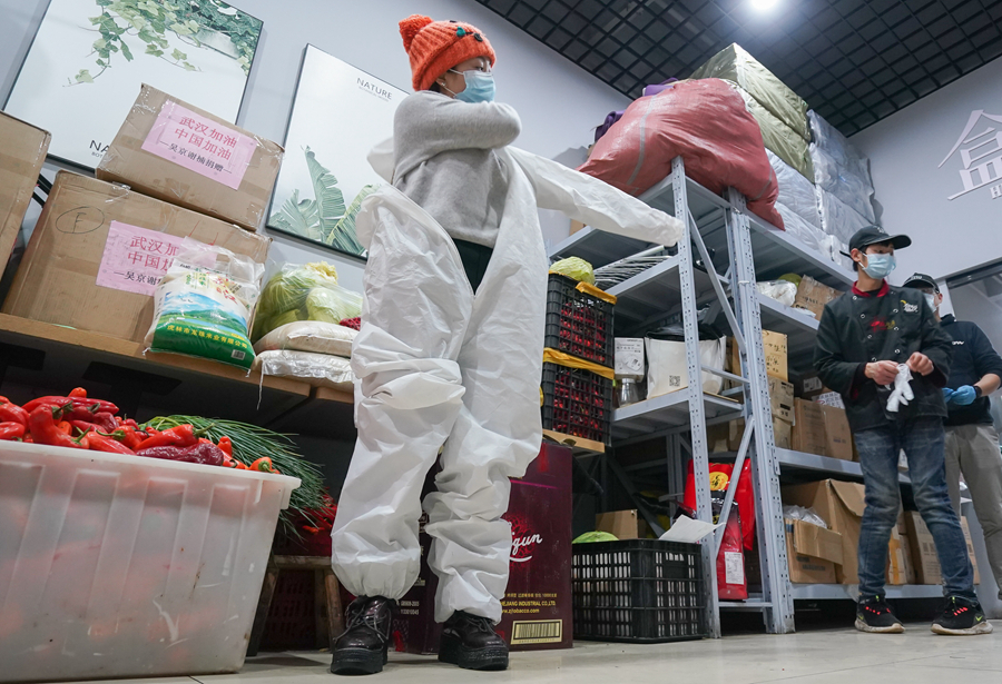 雨衣妹妹：雨衣变成了一把“大伞”