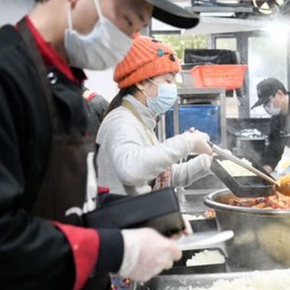 成都“雨衣妹妹”温暖逆行