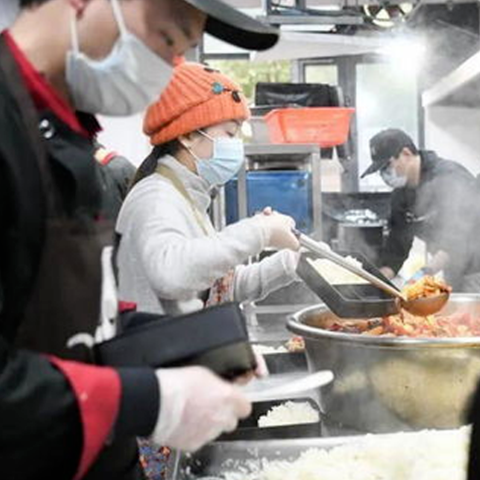 雨衣变成了一把“大伞”!